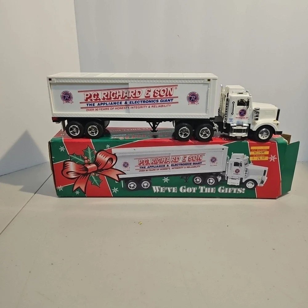 P.C. RICHARD & SON 1999 18-WHEELER FREIGHT TAYLOR MADE TRUCK 1:32 COIN BANK